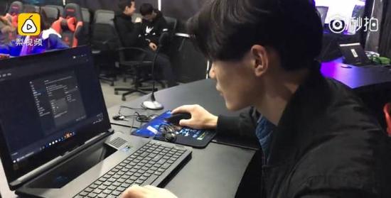 中传电竞专业上课用79999元顶级设备 全球300台