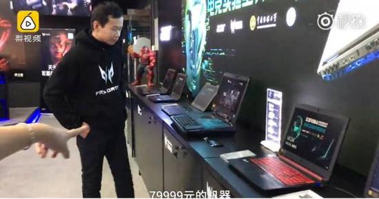 中传电竞专业上课用79999元顶级设备 全球300台