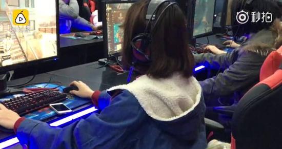 中传电竞专业上课用79999元顶级设备 全球300台